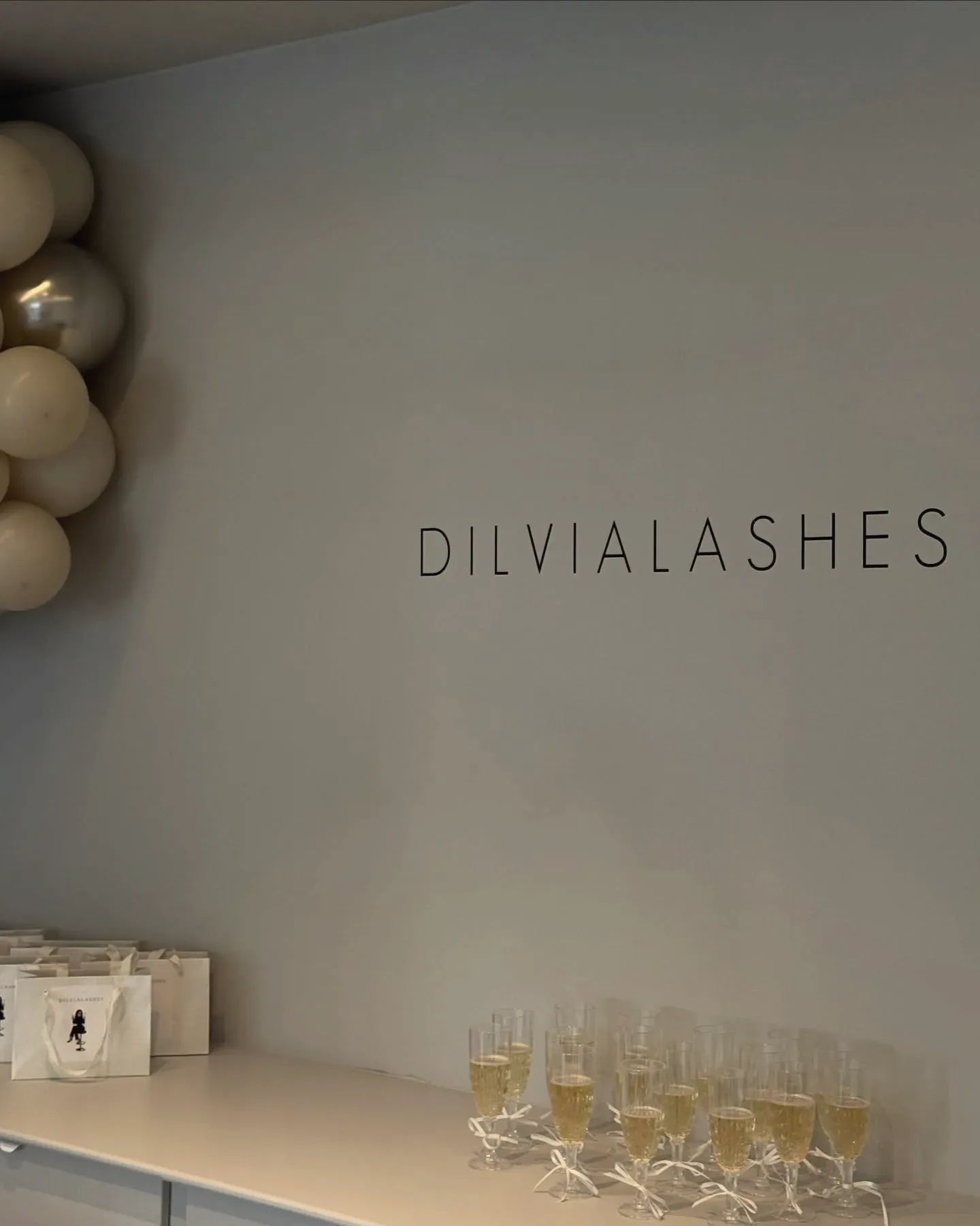 Salongen på Tullaregatan med Dilvialashes logotyp på väggen