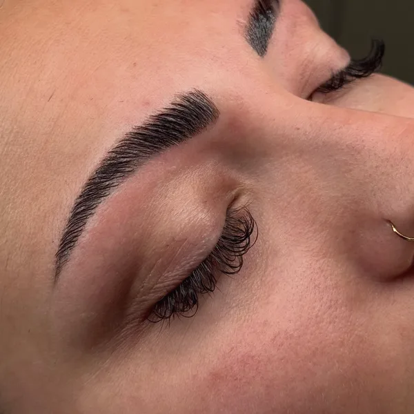 Fransförlängning i närbild – Dilvia Lashes på Instagram