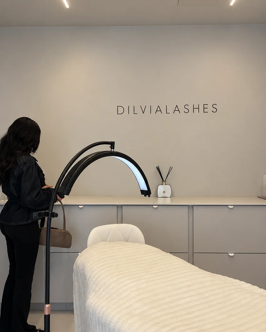 Behandlingsrummet hos Dilvia Lashes med logotypen på väggen