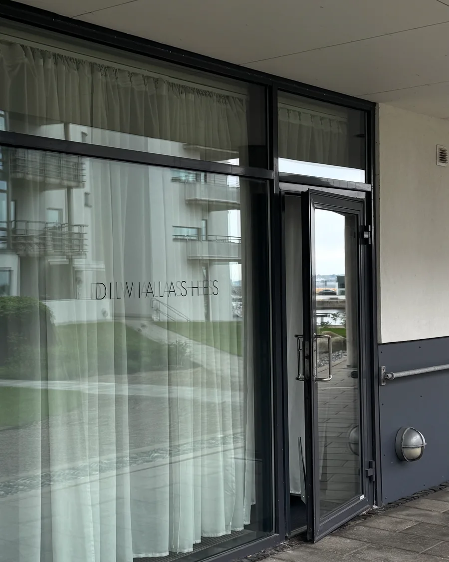 Entrén till Dilvia Lashes på Tullaregatan 8 i Helsingborg